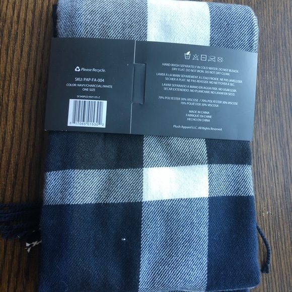 Plush Apparel Fleece Scarf New White Blue Black - Picture 4 of 4
